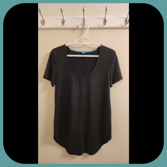 SWEETLEGS || Classic Short Sleeve Relaxed Fit Tees (SIZE S) - Picture 3 of 6